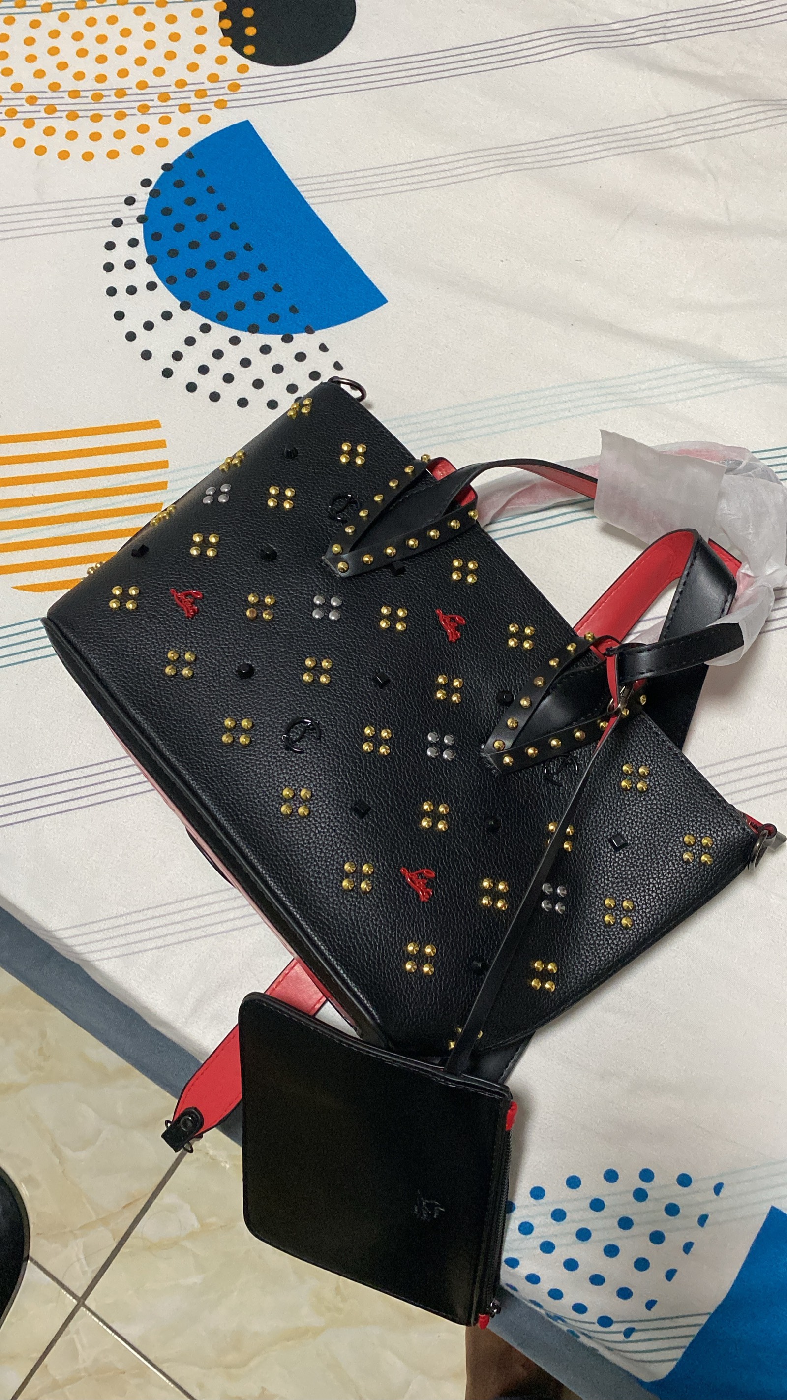 Sac Louboutin available