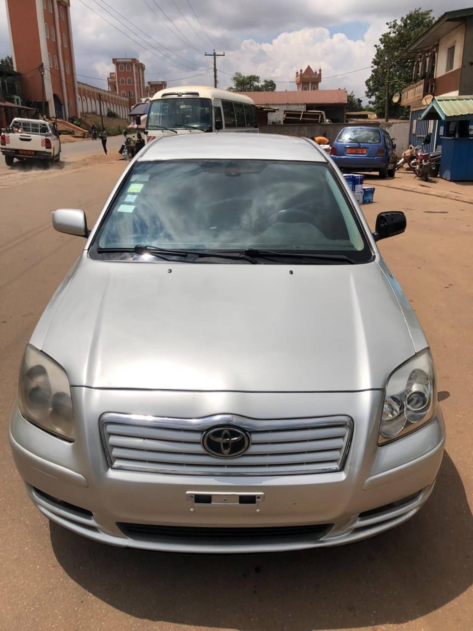 Toyota Avensis tête de cochon lifback