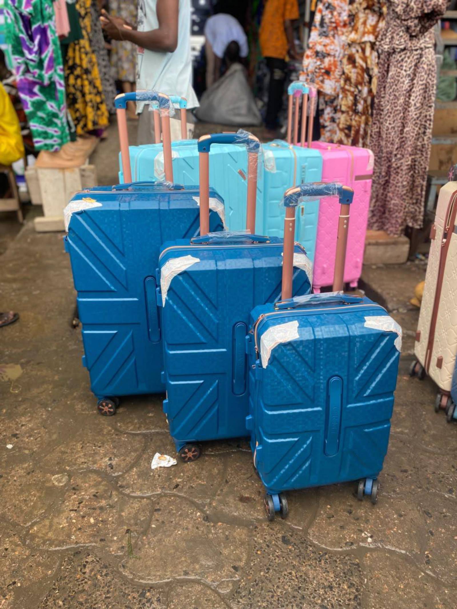 Ensemble valise 3 en 1 rigide disponible,interessé ib:640132632 Douala🇨🇲🇨🇲