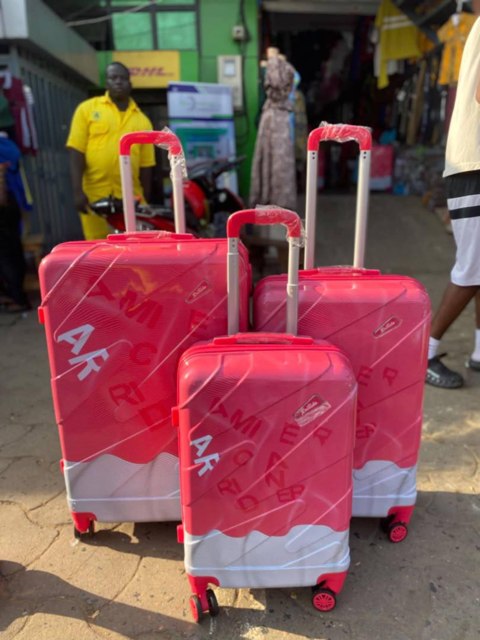Ensemble valise rigide de qualité premium disponible,intéressé ib:640132632 Douala🇨🇲