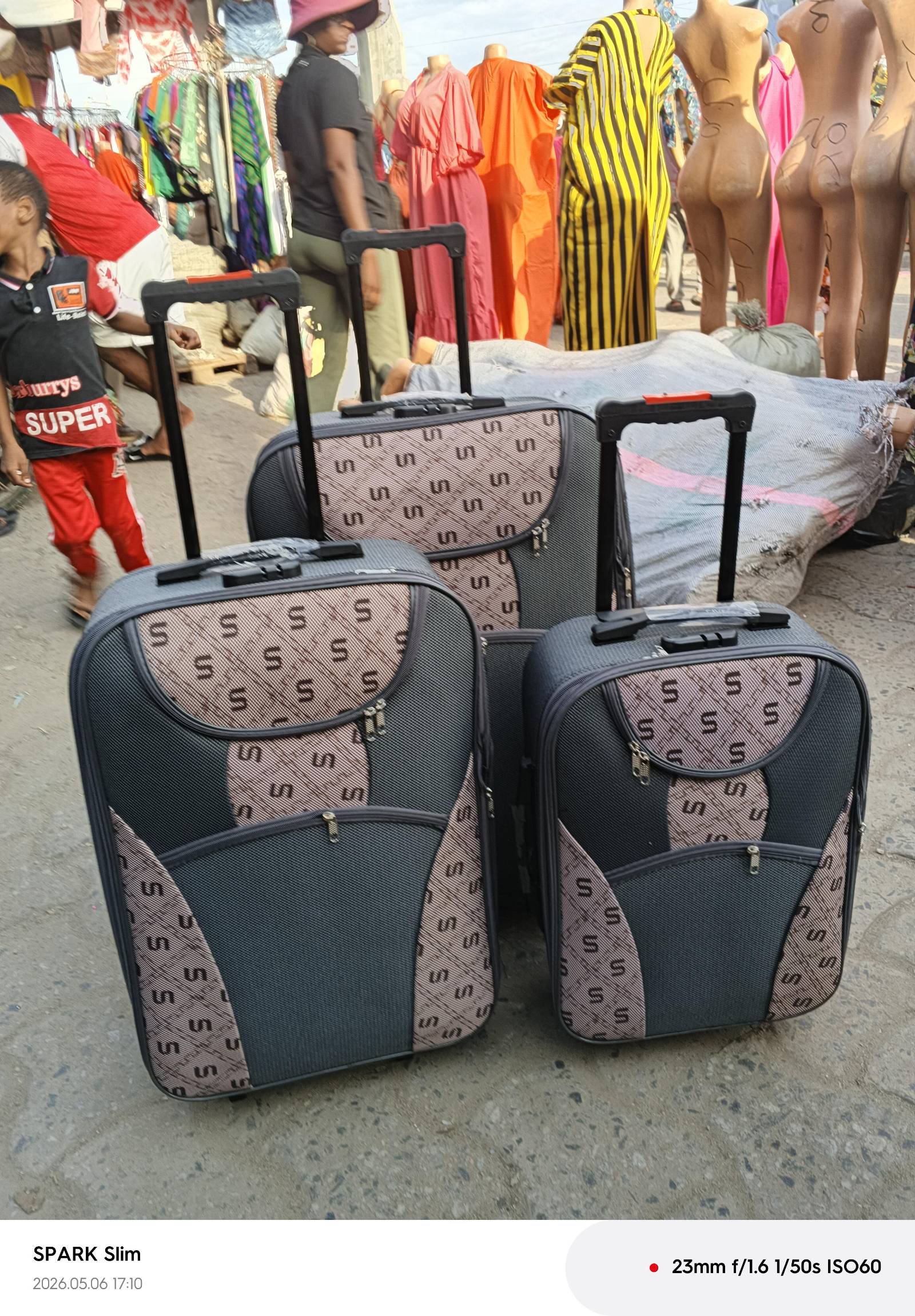 Ensemble de valise 3 en 1 tissu disponible,interessé ib:640132632 Douala🇨🇲