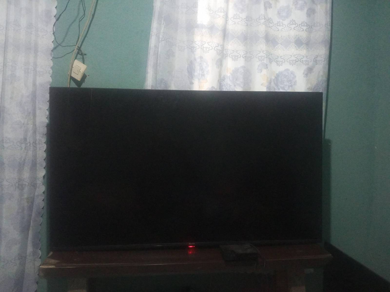 Smart TV UHD 4k Hisense 55" afficheur endommagé