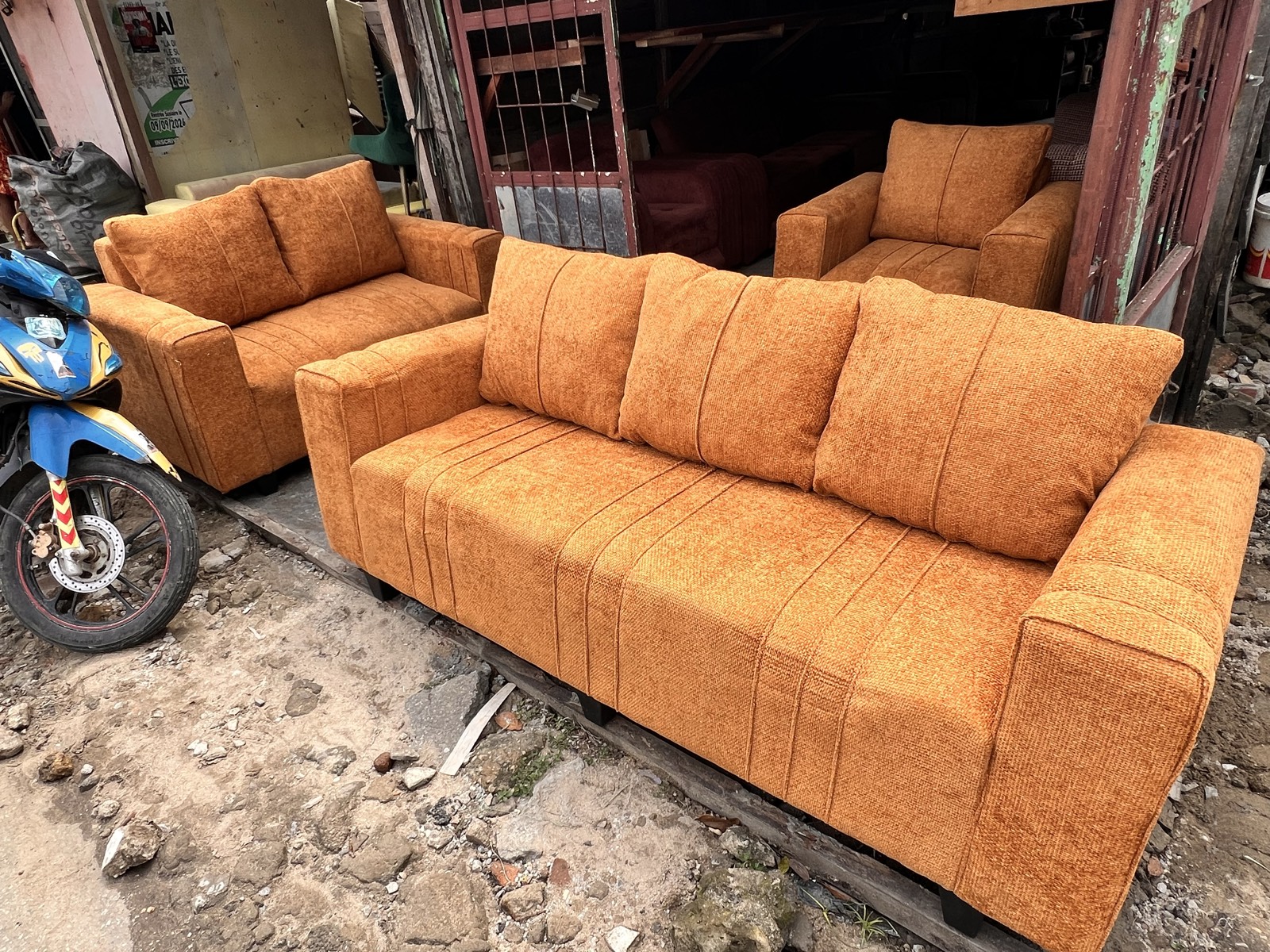 Salon en tissus din très solide état neuf 6 places disponibles à douala. Livraison possible - 6