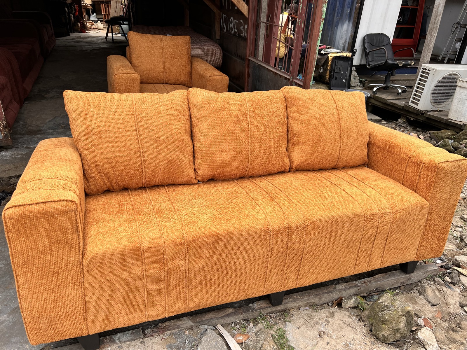 Salon en tissus din très solide état neuf 6 places disponibles à douala. Livraison possible - 8