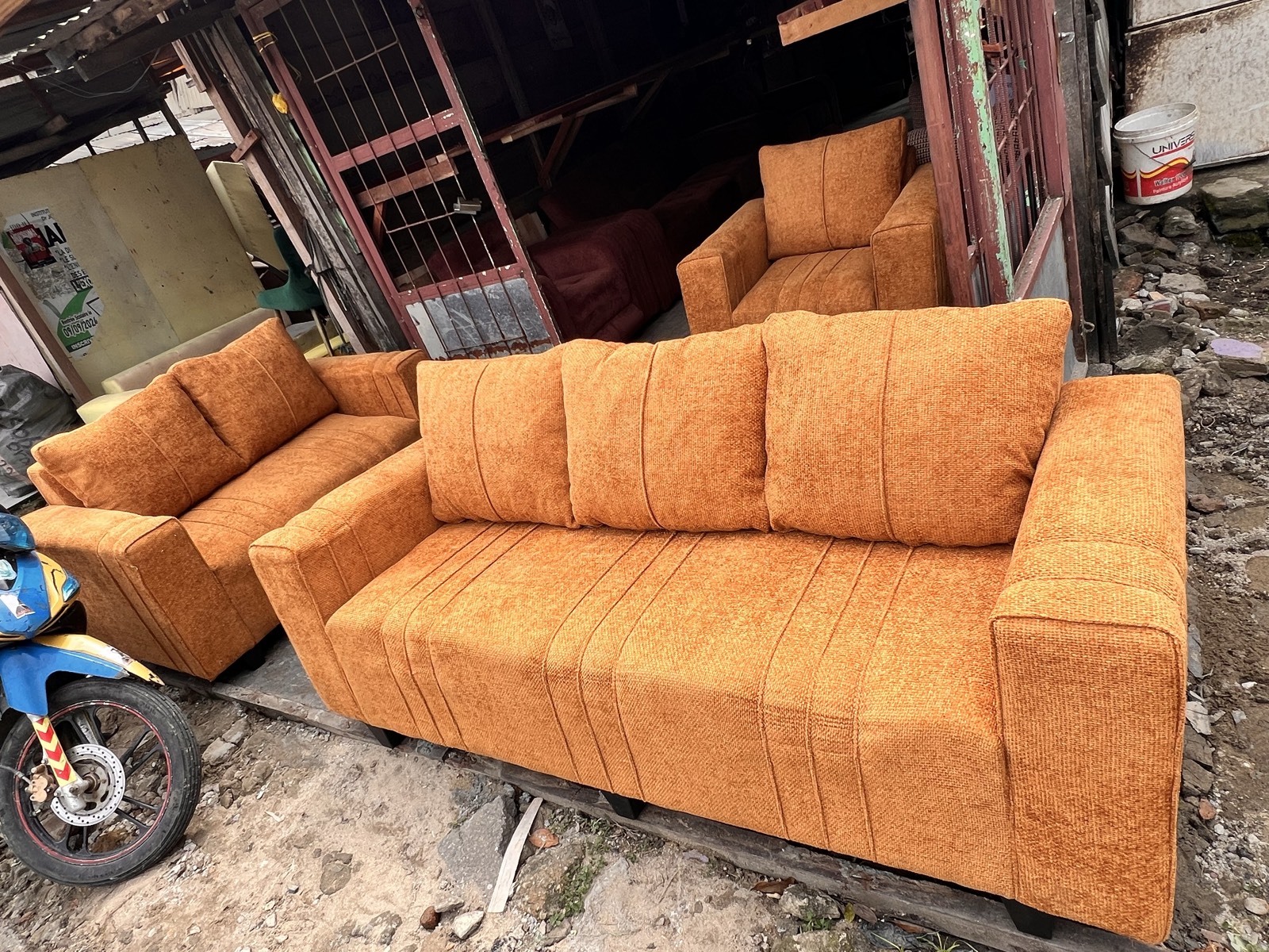 Salon en tissus din très solide état neuf 6 places disponibles à douala. Livraison possible - 9