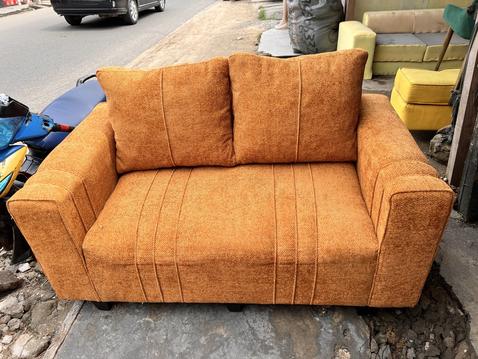 Salon en tissus din très solide état neuf 6 places disponibles à douala. Livraison possible - 10